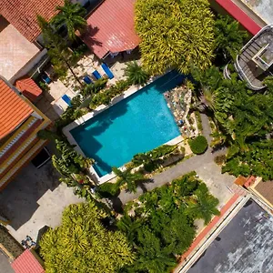 Tropical Garden Apartment